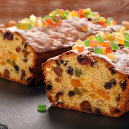 Nadýchaný biskupský chlebíček plný ovocia a orechov