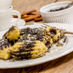 Zemiakové šúľance s makom a maslom: skromné jedlo s veľkou tradíciou