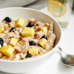 Myslíte si, že raňajky z vločiek sú automaticky zdravé? Nie vždy. Tieto chyby z nich robia záťaž pre telo