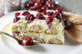 Malakov s višňami – svieža torta bez pečenia