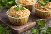 Nadýchané slané muffiny z tvarohu so syrom a zeleninou