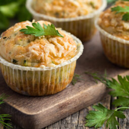 Nadýchané slané muffiny z tvarohu so syrom a zeleninou