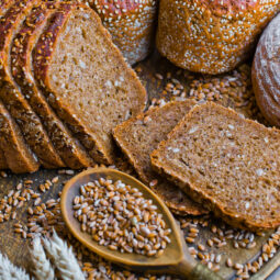 Celozrnné obilniny a pečivo: Prečo sa oplatí vrátiť k poctivej klasike