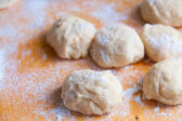 Jablkové knedličky z dvoch surovín: jednoduchý recept, ktorý zvládne každý