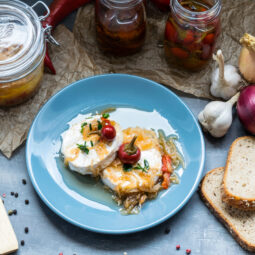 Domáci nakladaný hermelín s cibuľou a kápiou