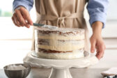 Hladká torta bez omrviniek: Ako sa vyhnúť chybám pri nanášaní krému