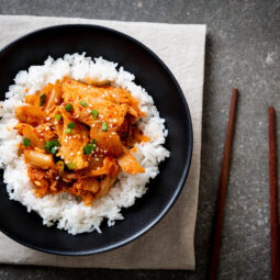 Šťavnaté trhané kuracie mäso s ryžou a avokádovou salsou: farebný obed plný chuti