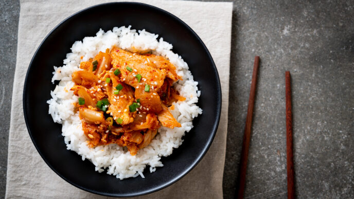 Šťavnaté trhané kuracie mäso s ryžou a avokádovou salsou: farebný obed plný chuti