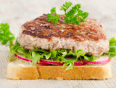 Zapekaný toust s mletým mäsom a čerstvou zeleninou