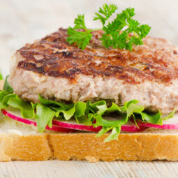 Zapekaný toust s mletým mäsom a čerstvou zeleninou