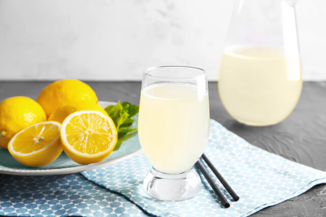 Citrónová šťava bez odšťavovača: jednoduché triky so špajdlou, nožom či vidličkou