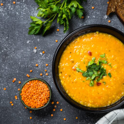 Pikantná polievka z červenej šošovice, ktorá zahreje telo aj dušu