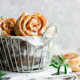 Chrumkavé slimáky z lístkového cesta s pizzovou plnkou