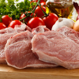 Čerstvé bravčové plátky pripravené na pečenie