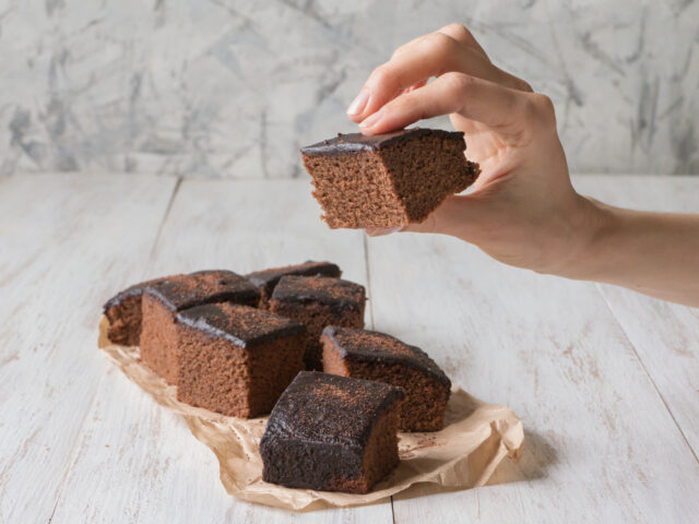 Nadýchaný hrnčekový perník bez váhy: Overený recept, ktorý zvládne každý