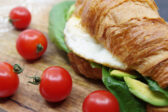 Raňajkový croissant s poriadnou dávkou bielkovín: sýta voľba na štart do nového dňa
