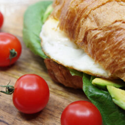 Raňajkový croissant s poriadnou dávkou bielkovín: sýta voľba na štart do nového dňa