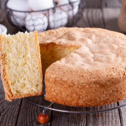 Nadýchaný domáci piškótový korpus pripravený z troch základných surovín