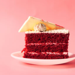 Prečo sa oplatí zvlhčovať korpus Red Velvet? Malý trik pre dokonalú chuť