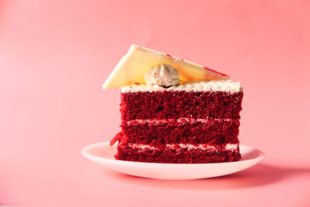 Prečo sa oplatí zvlhčovať korpus Red Velvet? Malý trik pre dokonalú chuť