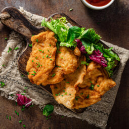 Chrumkavé rezne so sviežim šalátom