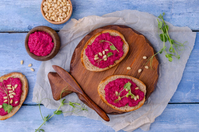 Rýchla pomazánka z červenej repy: Jednoduchý recept, ktorý očarí chuťou aj vzhľadom