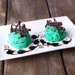 Domáce čokoládové dekorácie na torty a zákusky: zvládnete ich bez námahy