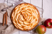 Nepečený jablkový koláč s vôňou škorice