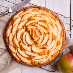 Nepečený jablkový koláč s vôňou škorice