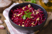 Zimný šalát z červenej repy s vlašskými orechmi