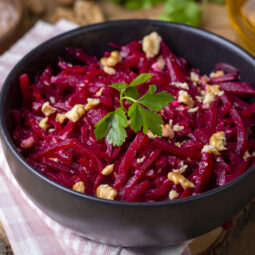 Zimný šalát z červenej repy s vlašskými orechmi