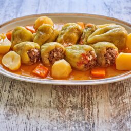 Šťavnaté plnené papriky v paradajkovej omáčke so zemiakmi