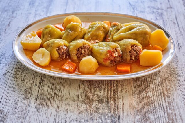 Šťavnaté plnené papriky v paradajkovej omáčke so zemiakmi