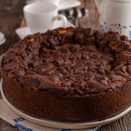 Rýchly jablkový koláč s čokoládou, ktorú zvládne každý