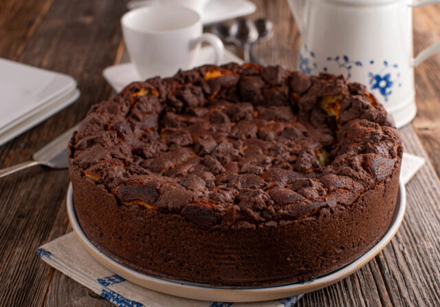 Rýchly jablkový koláč s čokoládou, ktorú zvládne každý