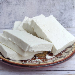 Domáci balkánsky syr: Jednoduchý recept z tvarohu, ktorý zvládne každý