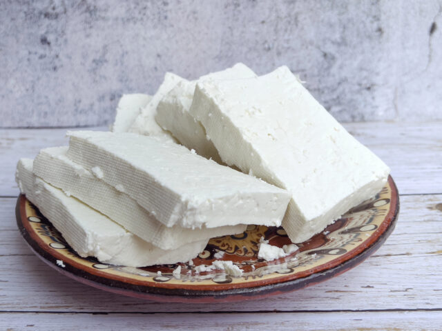 Domáci balkánsky syr: Jednoduchý recept z tvarohu, ktorý zvládne každý