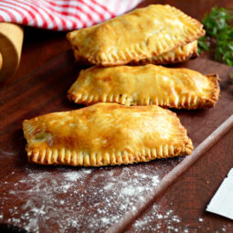 Chrumkavé mäsové kapsy z lístkového cesta: rýchly tip na sýtu večeru