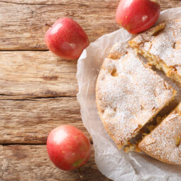 Hrnčekový jablkový koláč s orechmi: Sladká záchrana, keď nemáte čas ani energiu