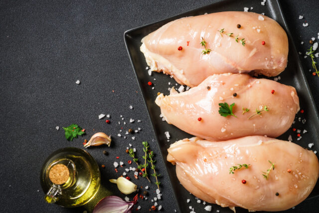 Ako pripraviť dokonale šťavnaté kuracie prsia: 3 kroky, vďaka ktorým budú vždy mäkké a chutné