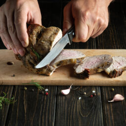 Najčastejšie prešľapy pri pečení mäsa: Ako dosiahnuť šťavnatý a jemný výsledok