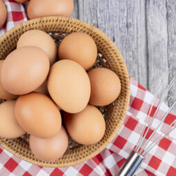 Umývanie vajec môže byť chyba. Toto je dôvod, prečo ich radšej nechajte tak