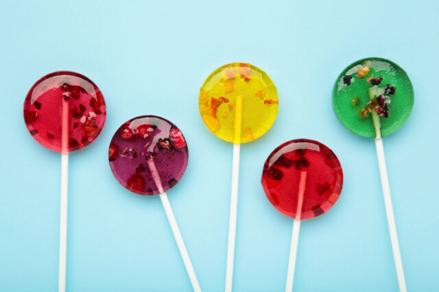 Isomalt: Jedlé sklo, ktoré oživí vaše cukrárske dekorácie