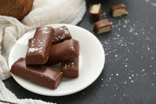 Domáce kokosovo-čokoládové tyčinky: Sladká klasika v poctivej domácej verzii