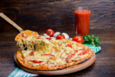 Panvicová zemiaková „pizza“ so salámou a zeleninou