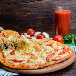 Panvicová zemiaková „pizza“ so salámou a zeleninou