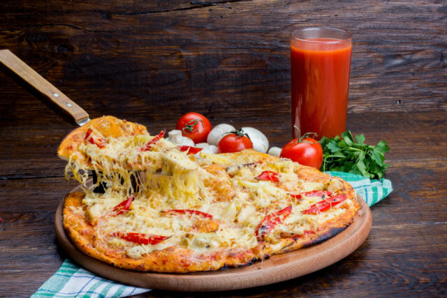 Panvicová zemiaková „pizza“ so salámou a zeleninou