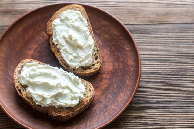 Krémová šľahaná pomazánka na jednohubky: jednoduchý recept s výraznou chuťou