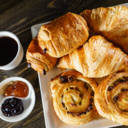 Domáce croissanty a sladké pečivo z plundrového cesta