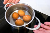 Ako uvariť vajcia bez prasknutia: jednoduché triky, ktoré fungujú